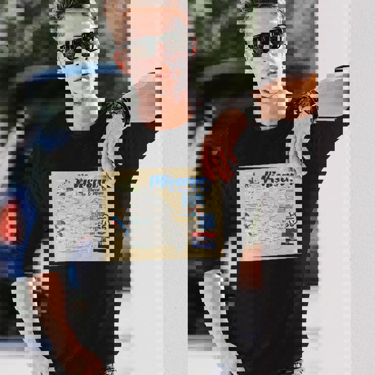 ミズーリ州、マップフラッグアーチブルーバードフラワーランドマーク 長袖Tシャツ 彼への贈り物