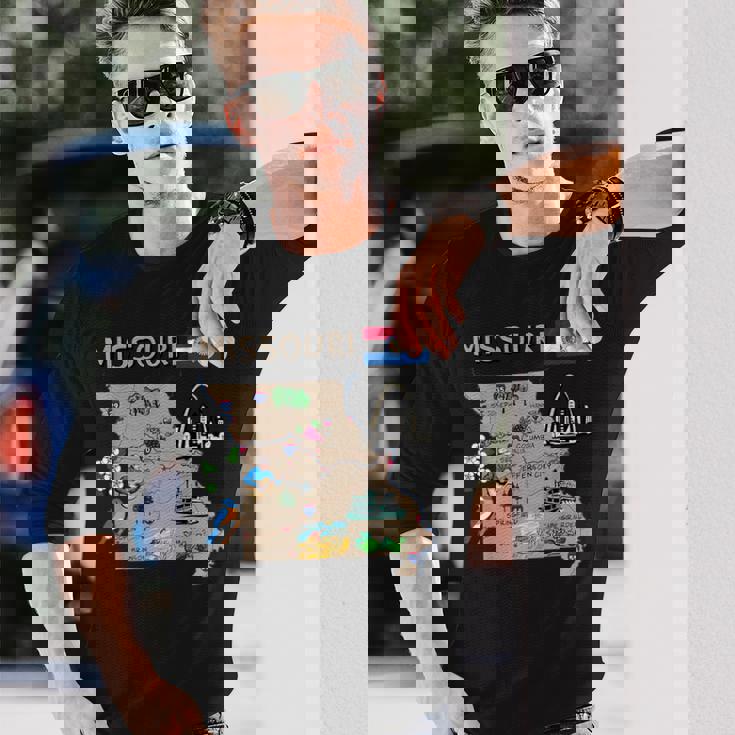 ミズーリ州のランドマーク、主要都市、道路、旗の地図 長袖Tシャツ 彼への贈り物