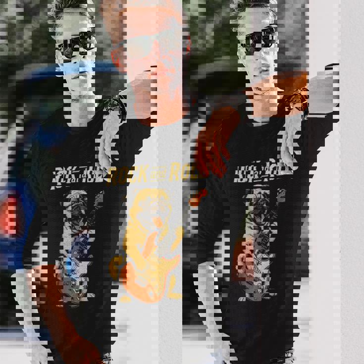 ロックするパグ犬 ギター演奏の面白デザイン 長袖Tシャツ 彼への贈り物