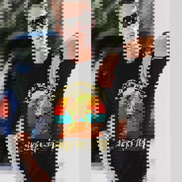 一歩ずつ、面白いカエルのハイキング山 長袖Tシャツ 彼への贈り物