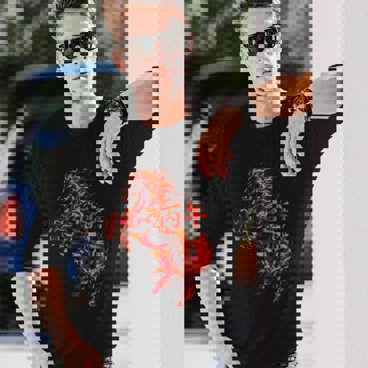 丙午 火の馬 墨絵 ストリートアート 筆文字 和柄 漢字 グラフィック 赤い炎 デザイン 日本風 長袖Tシャツ 彼への贈り物