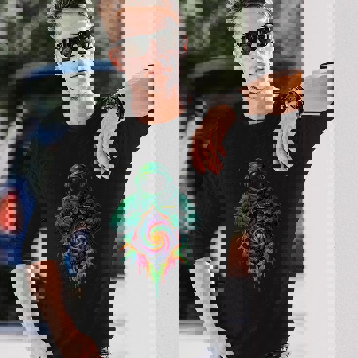 宇宙飛行士が宇宙の裂け目 長袖Tシャツ 彼への贈り物