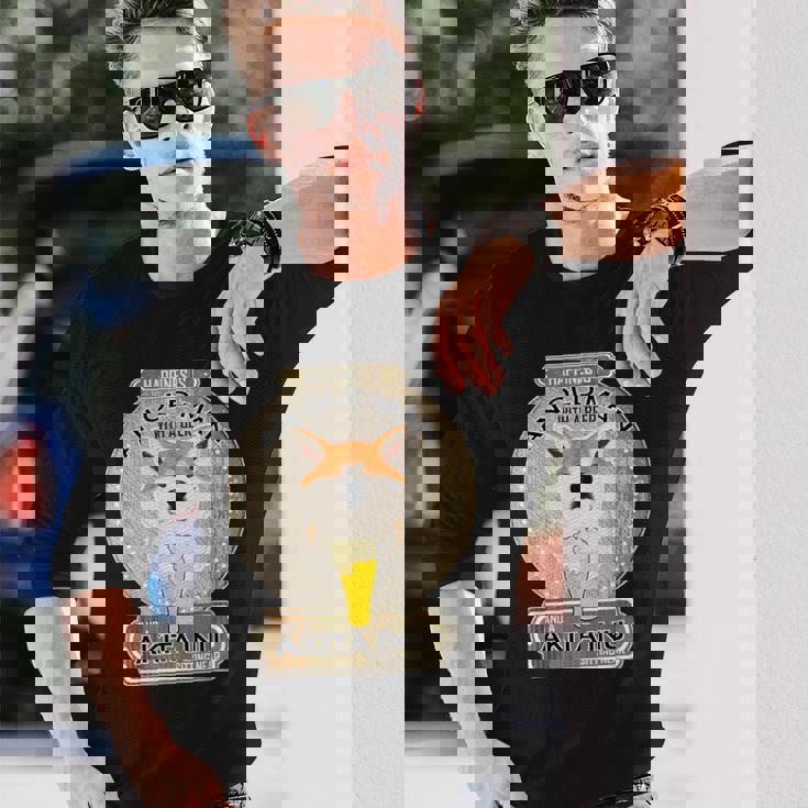 幸せはビールを持つ老人にあり 秋田犬 長袖Tシャツ 彼への贈り物