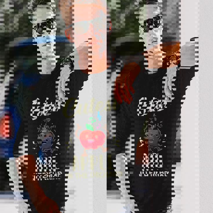 果樹園で一番かわいいリンゴ摘みシーズン。 長袖Tシャツ 彼への贈り物