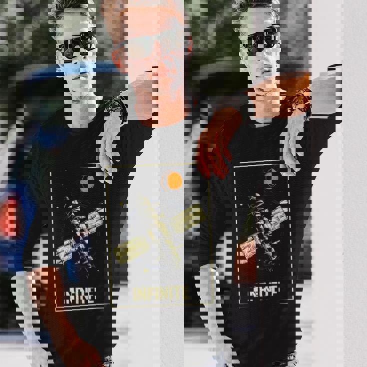 無限宇宙ステーション 衛星 宇宙 ヴィンテージ レトロ コスモス Infinitepacetationtar 長袖Tシャツ 彼への贈り物