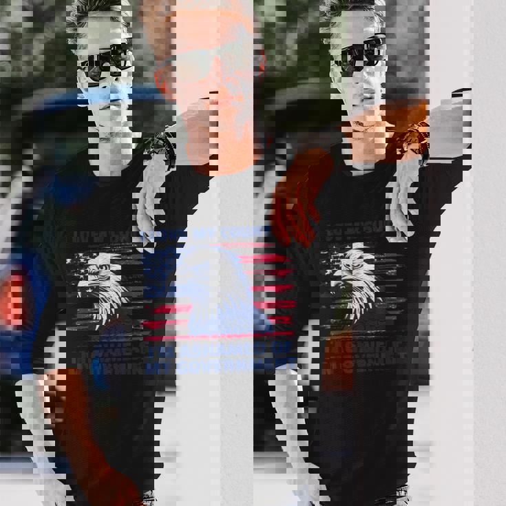 私は自分の国が大好きで、自分の政府が恥ずかしい 長袖Tシャツ 彼への贈り物