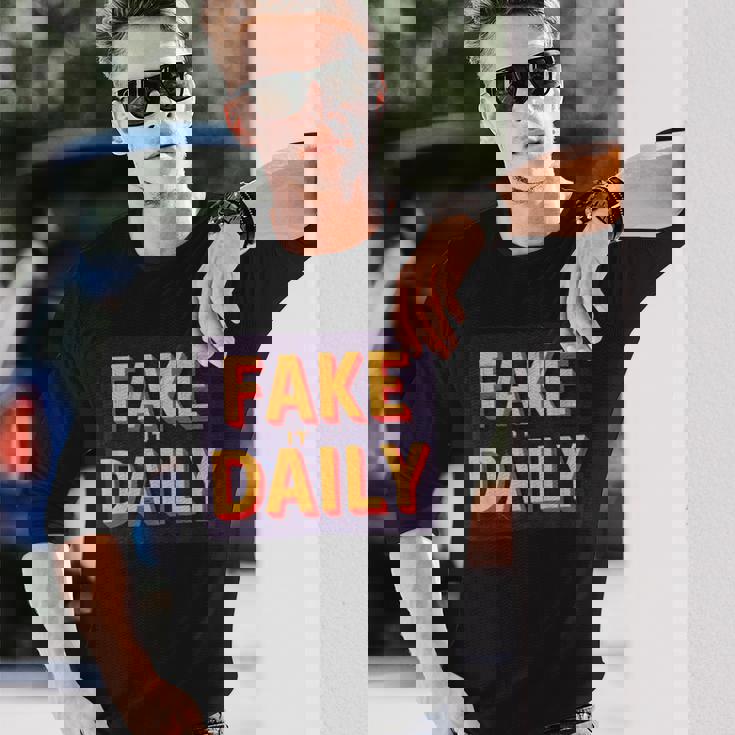 素晴らしいフェイクイットデイリーステートメントエンブレム。 長袖Tシャツ 彼への贈り物