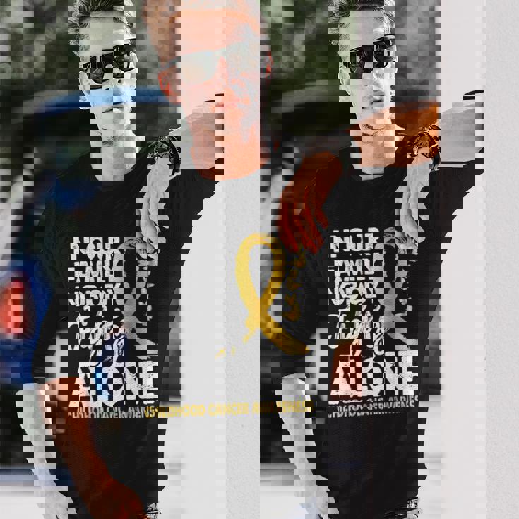 誰も一人で戦わない 小児がん啓発ゴールドリボン 長袖Tシャツ 彼への贈り物