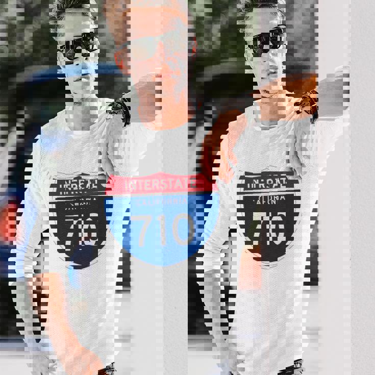 Interstate 710 California 長袖Tシャツ 彼への贈り物