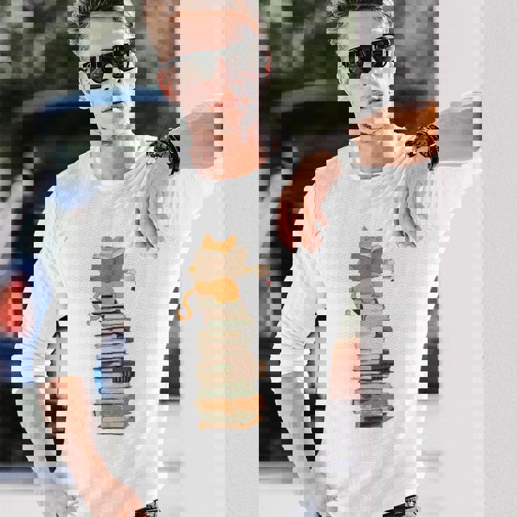 かわいい猫、本好きの猫 長袖Tシャツ 彼への贈り物