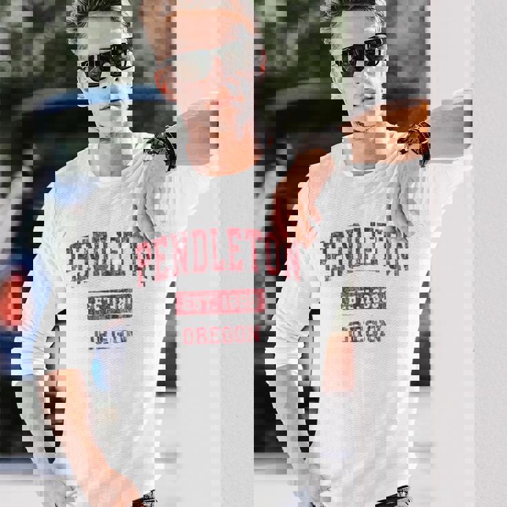 オレゴン州ペンドルトンビンテージスポーツデザインレッドデザイン 長袖Tシャツ 彼への贈り物