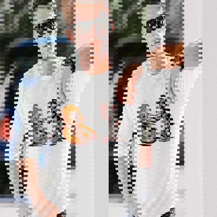 オレンジのおもちゃで悲しい猿のパンチ 長袖Tシャツ 彼への贈り物