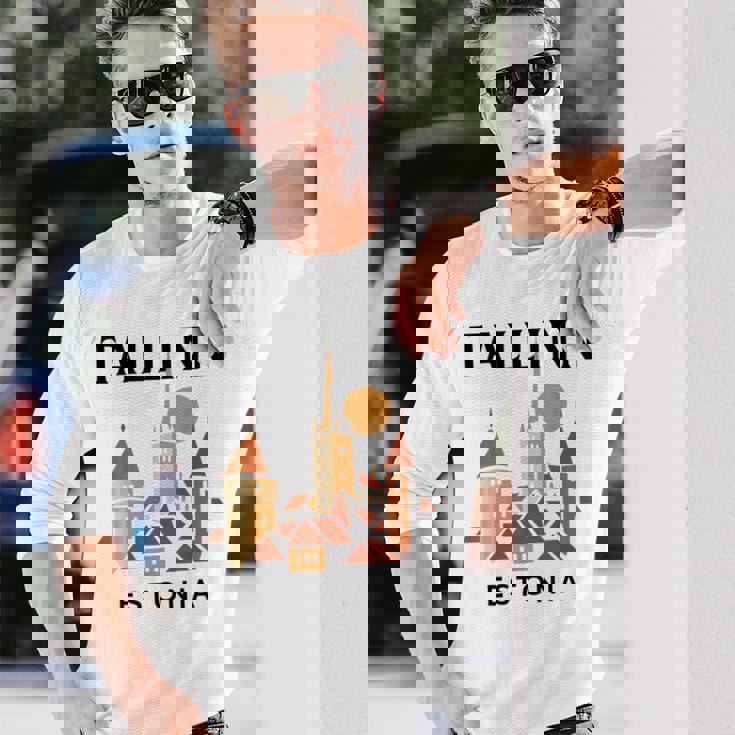 タリン エストニア 中世 旧市街 ヴィンテージ レトロ エストニア 長袖Tシャツ 彼への贈り物