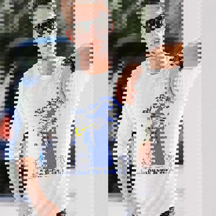 トランペットとペットの猫を弾く 長袖Tシャツ 彼への贈り物