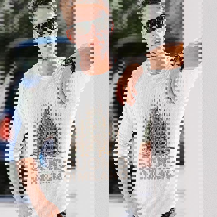 ドゥオーモ・ディ・ミラノ大聖堂のイラスト 長袖Tシャツ 彼への贈り物