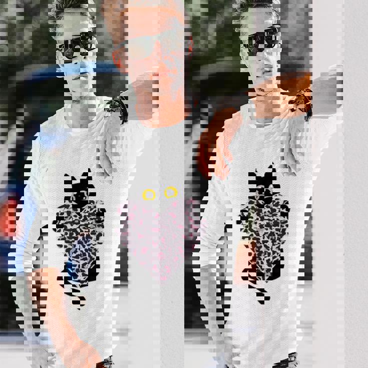 ピンクのヒョウ柄ハートを持つ黒猫 長袖Tシャツ 彼への贈り物