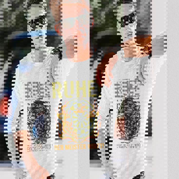 メンズ マスタースローダーツとダーツプレーヤーのバックプリント残り 長袖Tシャツ 彼への贈り物