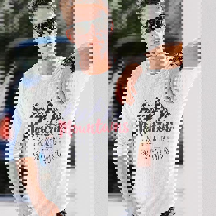 山が呼んでいるし、私は行かなければならない Wanderlust 長袖Tシャツ 彼への贈り物