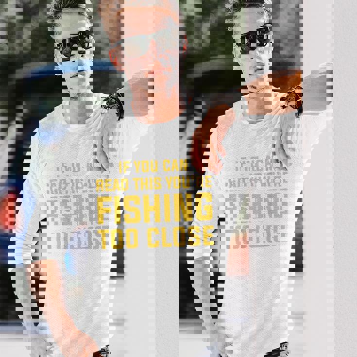 背面には「If You Can Read This You're Fishing Too Close 長袖Tシャツ 彼への贈り物