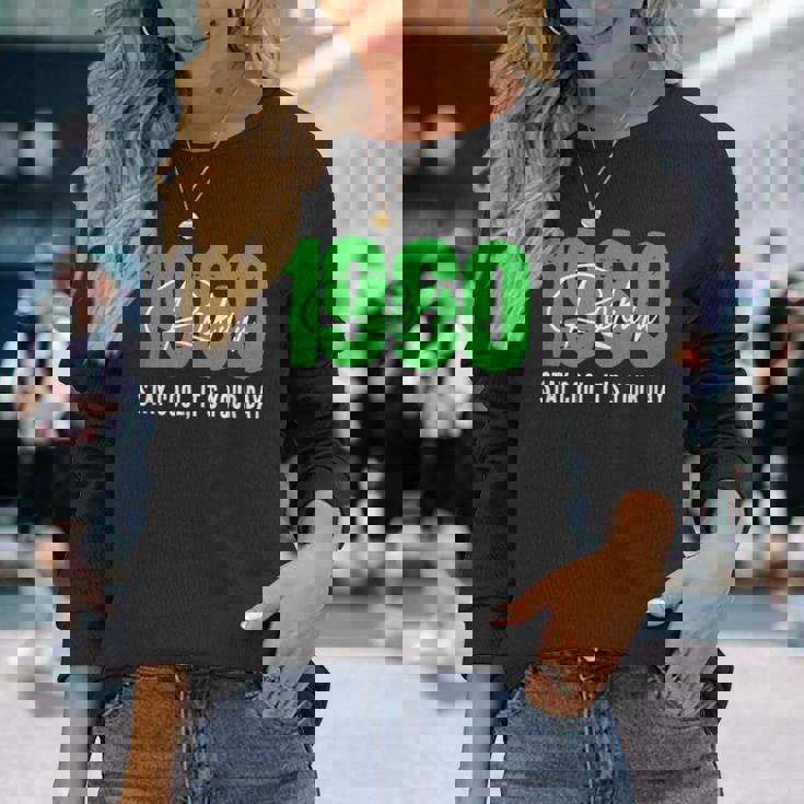 1960 誕生日 66歳 緑寿祝い クールでシンプルな数字デザイン 長袖Tシャツ 彼女への贈り物