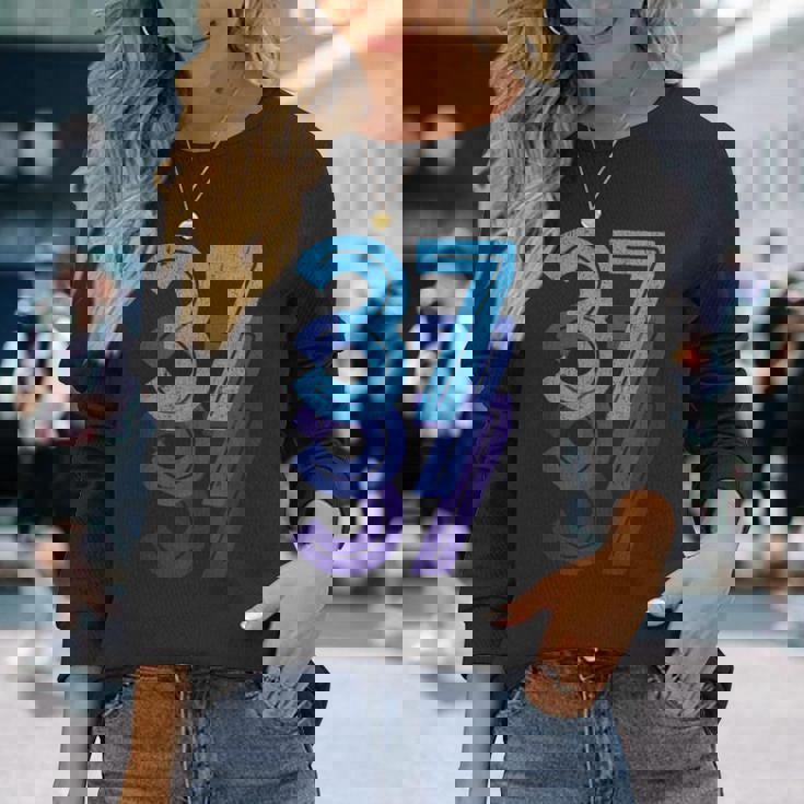 37ラッキーナンバー37歳誕生日スポーツチーム 長袖Tシャツ 彼女への贈り物