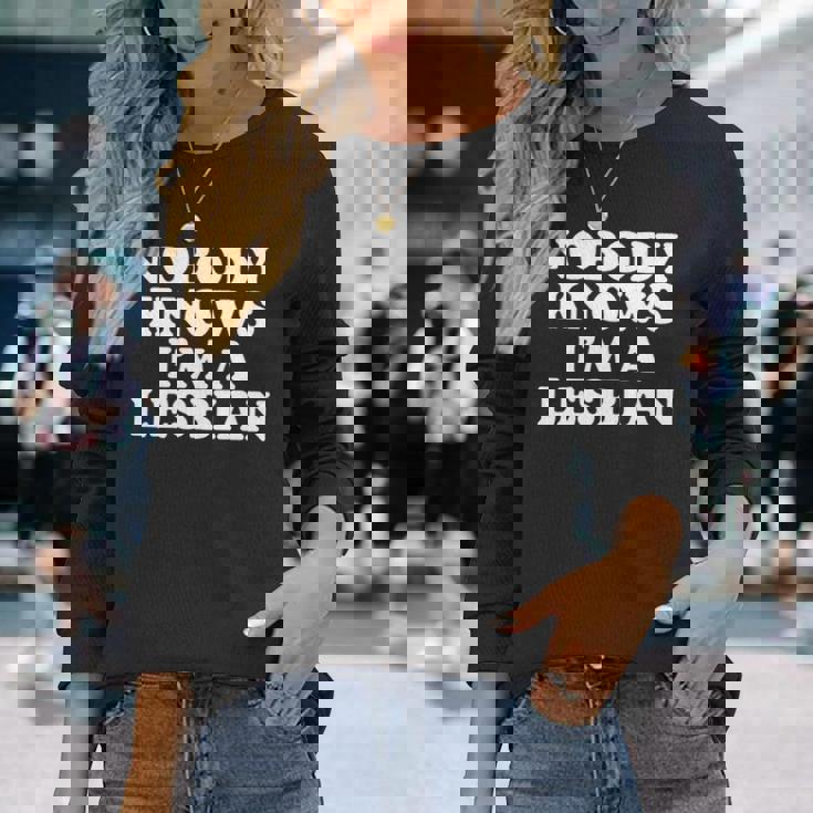 Nobody Knows I'm A Lesbian Gay Lgbtq ユーモア プライド 月 長袖tシャツ 長袖Tシャツ 彼女への贈り物