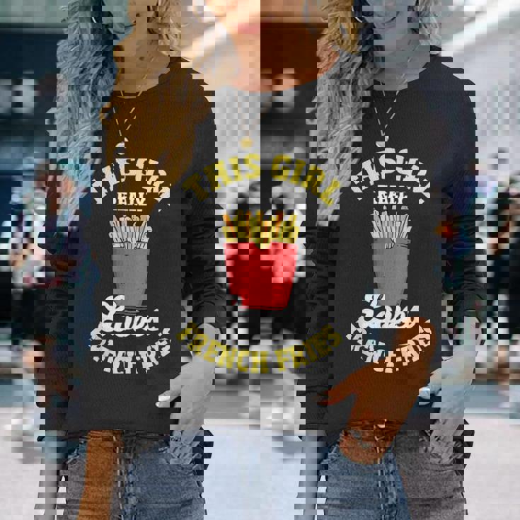 フライドポテト この子は本当にフライドポテトが好きなんだ フライドポテト 長袖Tシャツ 彼女への贈り物