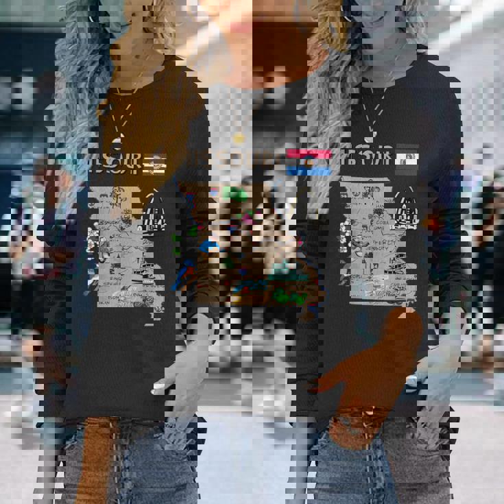 ミズーリ州のランドマーク、主要都市、道路、旗の地図 長袖Tシャツ 彼女への贈り物