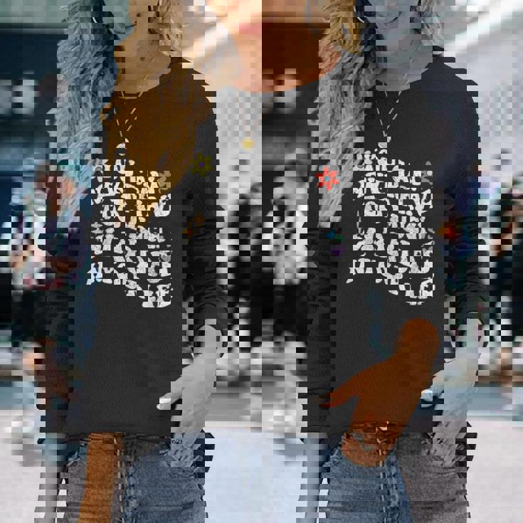 レトログルーヴィー。シャデーが多すぎることはありません。 長袖Tシャツ 彼女への贈り物