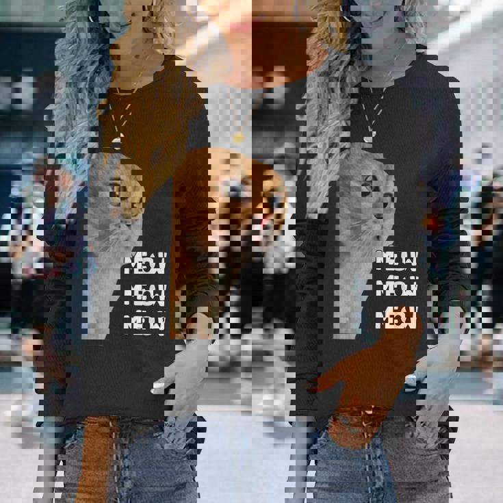 愚かなおしゃべり猫のミームニャーニャーニャー。 長袖Tシャツ 彼女への贈り物