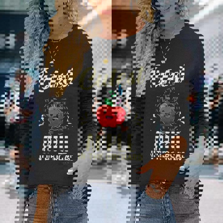 果樹園で一番かわいいリンゴ摘みシーズン。 長袖Tシャツ 彼女への贈り物