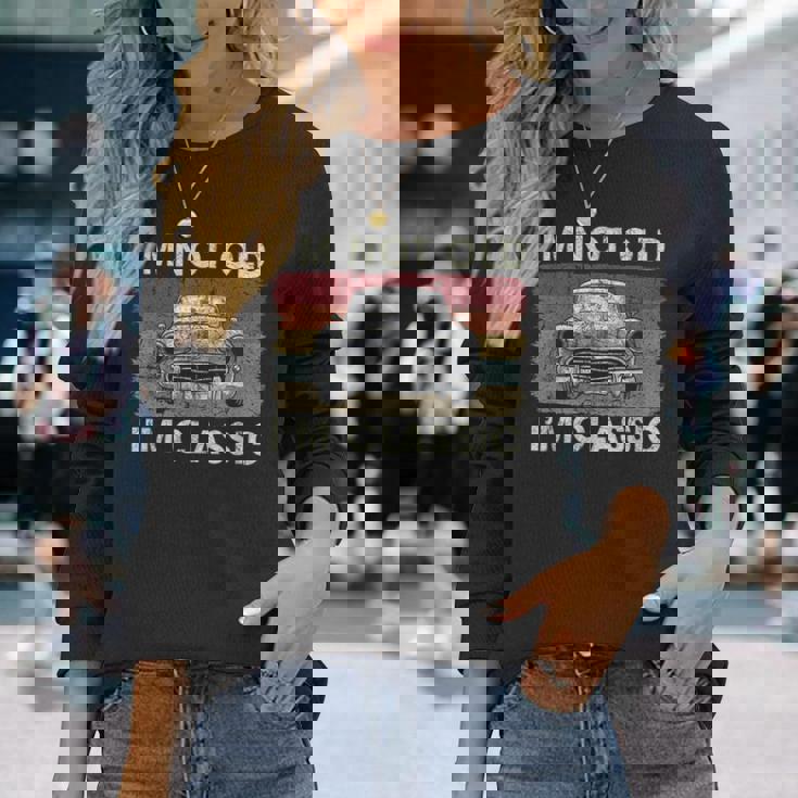 私は年をとっていない私はクラシックで面白い車好きの男性お父さんパパおじいちゃん 長袖Tシャツ 彼女への贈り物