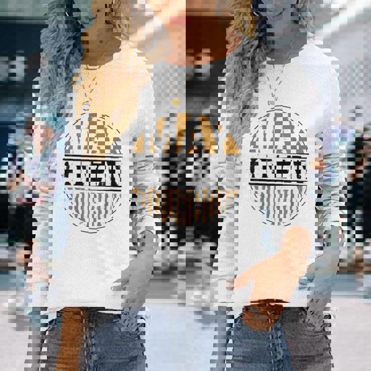 ウイスキーを飲むアルコール昔ながらのバーボン酒飲み 長袖Tシャツ 彼女への贈り物