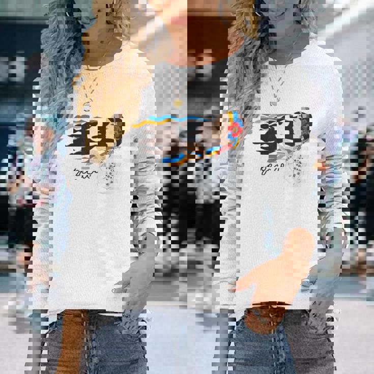 ウクライナの少女がウクライナの平和を支援 長袖Tシャツ 彼女への贈り物