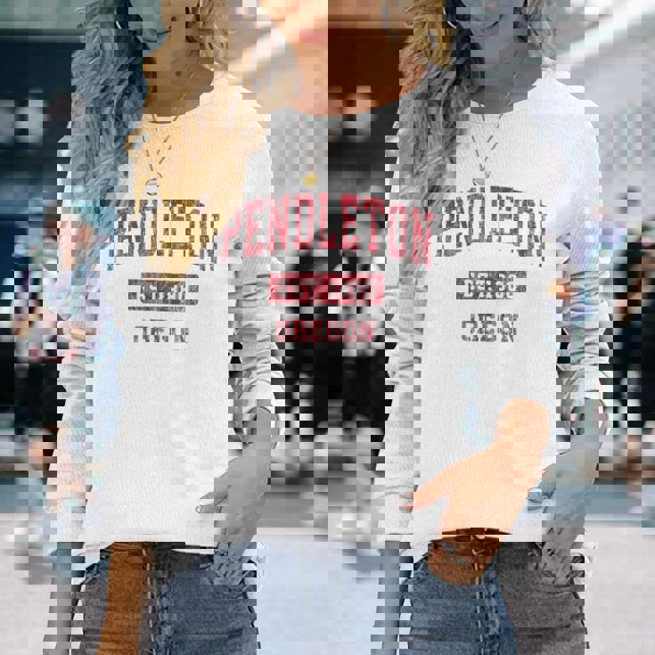オレゴン州ペンドルトンビンテージスポーツデザインレッドデザイン 長袖Tシャツ 彼女への贈り物
