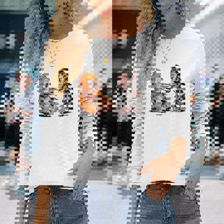 オレンジのおもちゃで悲しい猿のパンチ 長袖Tシャツ 彼女への贈り物