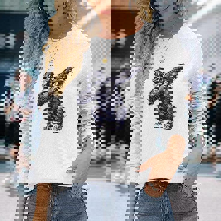 サングラスをかけたダブダンスを踊るチンパンジー猿 長袖Tシャツ 彼女への贈り物