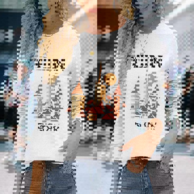 タリン エストニア 中世 旧市街 ヴィンテージ レトロ エストニア 長袖Tシャツ 彼女への贈り物