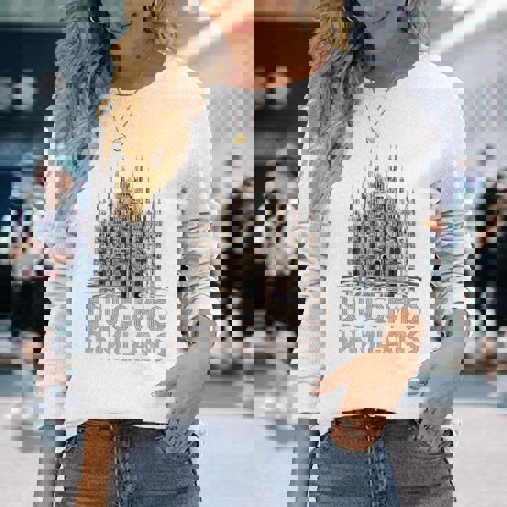 ドゥオーモ・ディ・ミラノ大聖堂のイラスト 長袖Tシャツ 彼女への贈り物