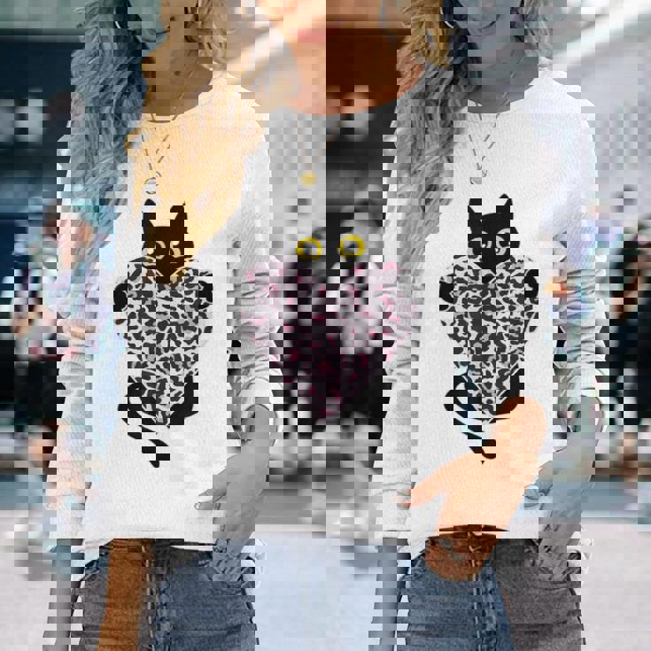 ピンクのヒョウ柄ハートを持つ黒猫 長袖Tシャツ 彼女への贈り物