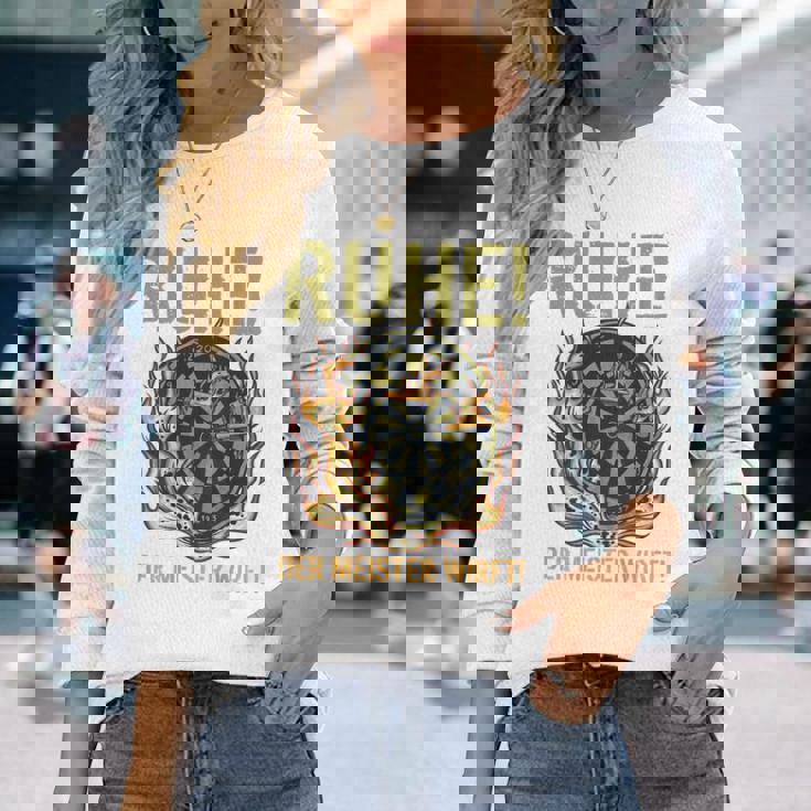 メンズ マスタースローダーツとダーツプレーヤーのバックプリント残り 長袖Tシャツ 彼女への贈り物