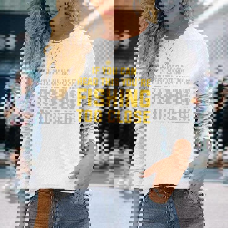 背面には「If You Can Read This You're Fishing Too Close 長袖Tシャツ 彼女への贈り物