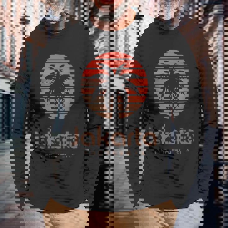 Jakarta インドネシア ジャカルタ 長袖Tシャツ 高齢者への贈り物