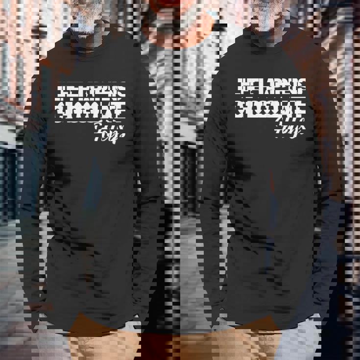 Life Happens チョコレートヘルプ 長袖Tシャツ 高齢者への贈り物