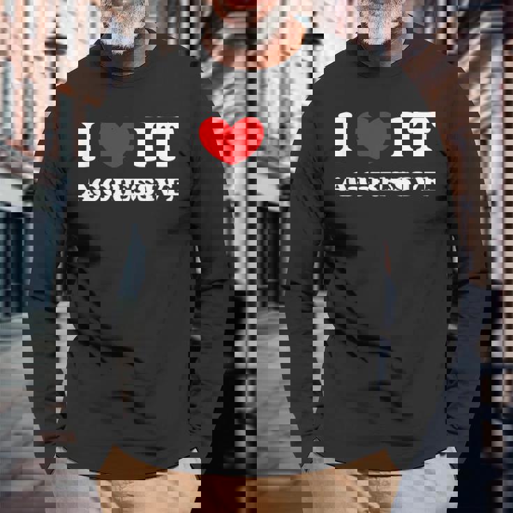 I Love It Aggressive 私はそれが攻撃的であるのが大好きです 長袖Tシャツ 高齢者への贈り物