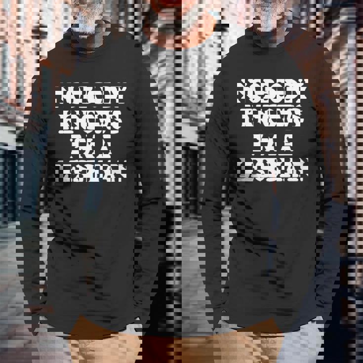 Nobody Knows I'm A Lesbian Gay Lgbtq ユーモア プライド 月 長袖tシャツ 長袖Tシャツ 高齢者への贈り物