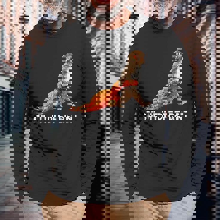 Punch The Monkey Built Different 3 ホワイトテキスト 長袖Tシャツ 高齢者への贈り物