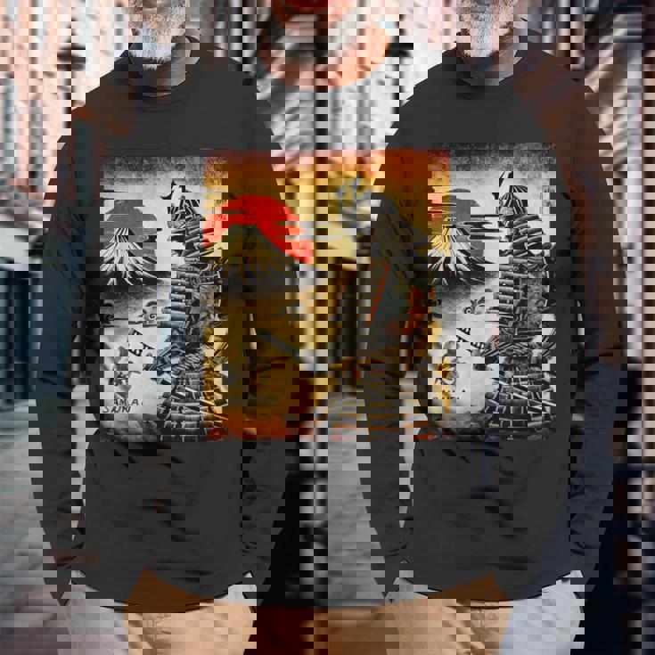 「夜明けの富士山と壮大な侍戦士」 長袖Tシャツ 高齢者への贈り物