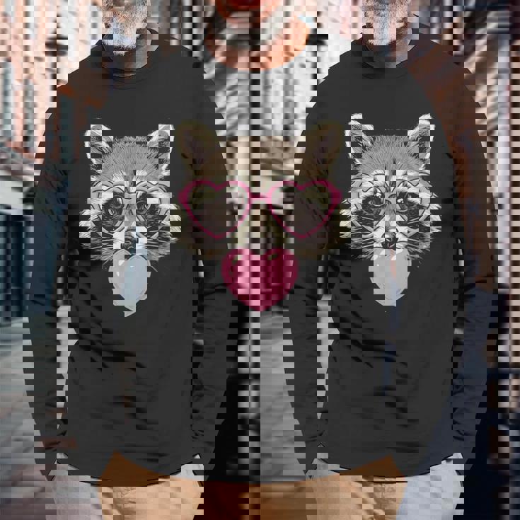 かわいいアライグマが吹くピンクのバレンタイン ハート バブルガム 長袖Tシャツ 高齢者への贈り物