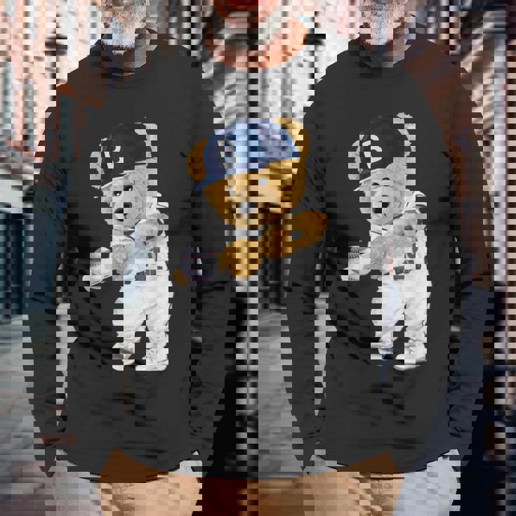 かわいいテディベア野球ヒッター。 長袖Tシャツ 高齢者への贈り物